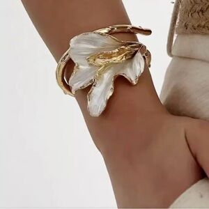 Elegant Gold and White Floral Bracelet mother of Pearl